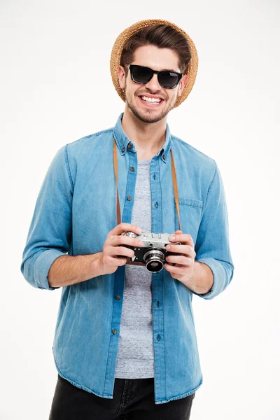 Gelukkige man in hoed en zonnebril met oude fotocamera — Stockfoto