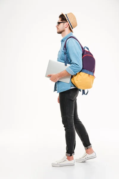 Повна довжина молодого чоловіка з рюкзаком і ноутбуком — стокове фото