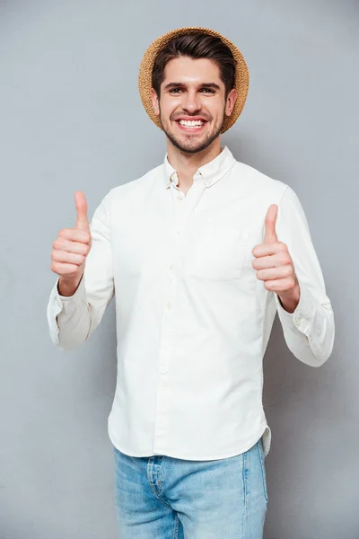 Zâmbind în pălărie arătând degetele în sus cu ambele mâini — Fotografie, imagine de stoc