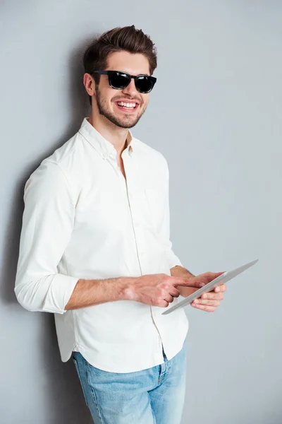 Portrait d'un jeune homme tenant une tablette — Photo