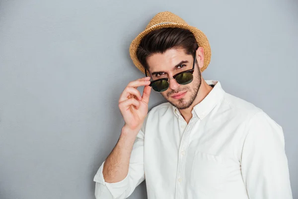 Nahaufnahme eines attraktiven jungen Mannes mit Hut und Sonnenbrille — Stockfoto