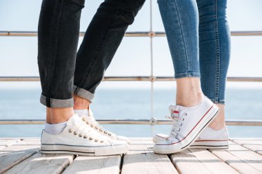 Genç çift aşk ayakta açık havada lastikbotlar içinde