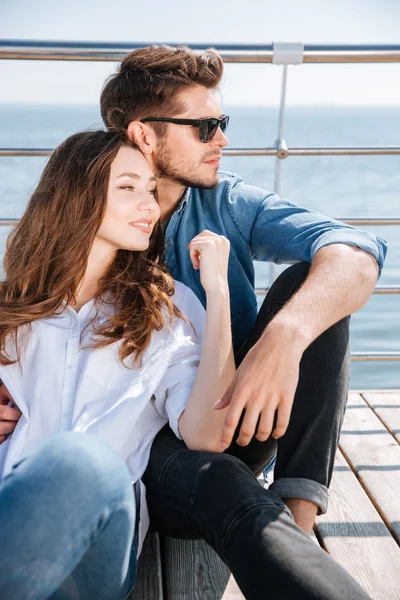 Retrato de una joven pareja bonita sentada al aire libre —  Fotos de Stock