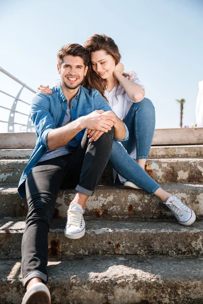 Retrato de um jovem casal sorridente sentado juntos — Fotografia de Stock