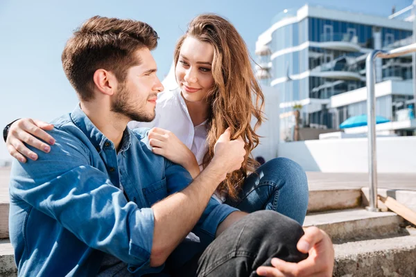 Retrato de um jovem casal sorrindo olhando para a câmera — Fotografia de Stock