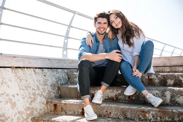 Porträt eines lächelnden glücklichen jungen Paares, das in die Kamera blickt — Stockfoto