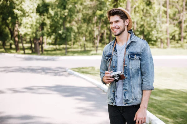 Happy young man in hat with old vintage photo camera — Stock Photo, Image