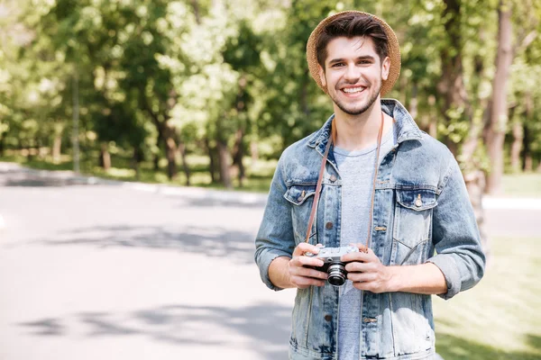 古いビンテージ写真カメラと帽子で幸せな若い男 — ストック写真
