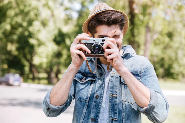 Gelukkig casual man foto maken op camera — Stockfoto