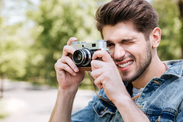 Nahaufnahme Porträt eines lässigen Mannes, der ein Foto mit der Kamera macht — Stockfoto