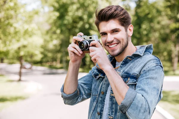 Gelukkig casual man foto maken op camera — Stockfoto