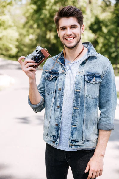 Knappe jongen camera buiten bedrijf — Stockfoto