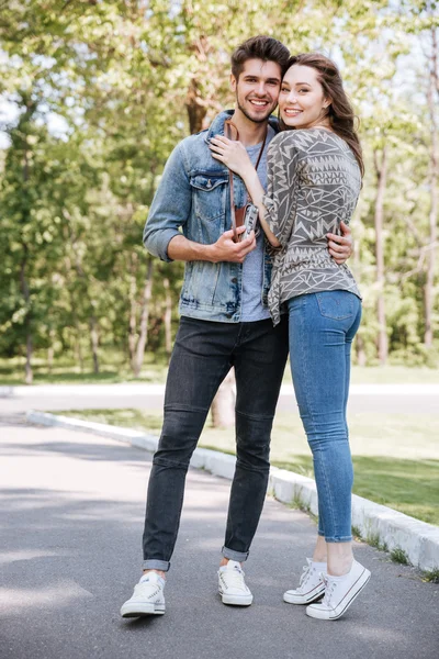 Retrato de um casal romântico feliz ter data ao ar livre — Fotografia de Stock