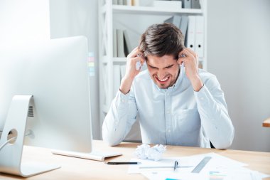 Ofiste oturan deli desperated iş adamı