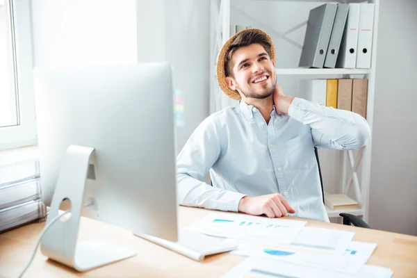 Happy avslappnad ung affärsman i hatt sitter och drömmer — Stockfoto