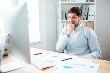 Bilgisayar kullanma office heyecanlı genç busimessman hayret