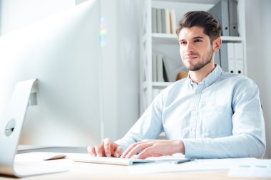 Mutlu genç işadamı dizüstü bilgisayar kullanma office