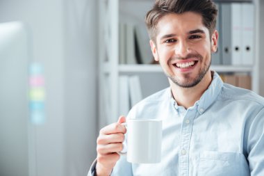 Mutlu işadamı dizüstü bilgisayar kullanma office