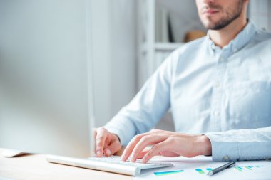 Bilgisayar Office ile çalışan bir işadamı Resim kırpılmış