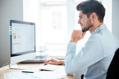 İşadamı yan görünüm kişisel bilgisayar kullanma office oturan
