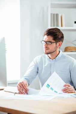 İşadamı belgeleri ve bilgisayar Office ile çalışma