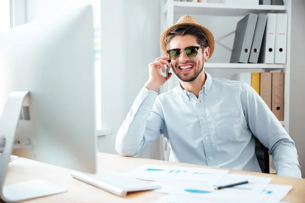 Biznesmen w okulary rozmowy na telefon komórkowy w biurze — Zdjęcie stockowe