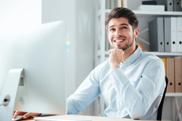 Zakenman laptopcomputer gebruiken in office en camera te kijken — Stockfoto