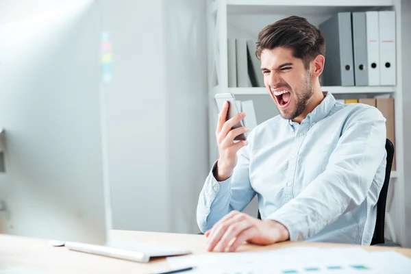 Primer plano retrato de hombre de negocios en estrés hablando por teléfono — Foto de Stock