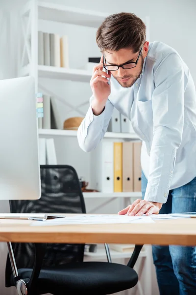 Uomo d'affari che conclude un accordo firmando documenti alla scrivania in ufficio — Foto Stock