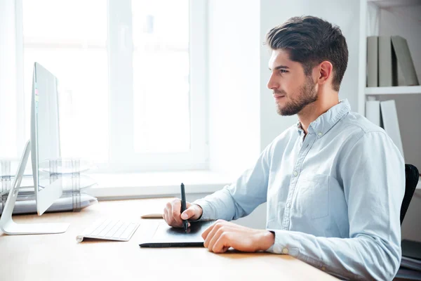 Man Designer werken met computer en grafisch tablet in Office — Stockfoto