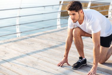 Sporcu açık havada yayınlanmaya başlaması hazırdır