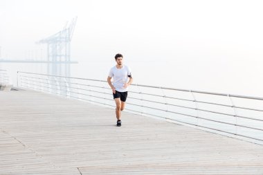 Sabah çalışan yakışıklı adam atlet