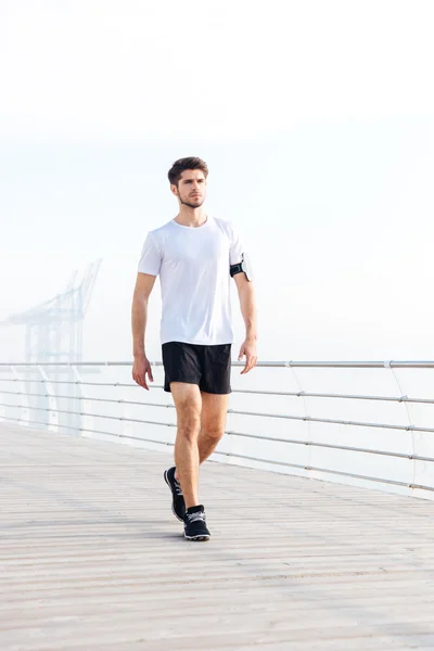 Atractivo joven deportista caminando en el muelle —  Fotos de Stock