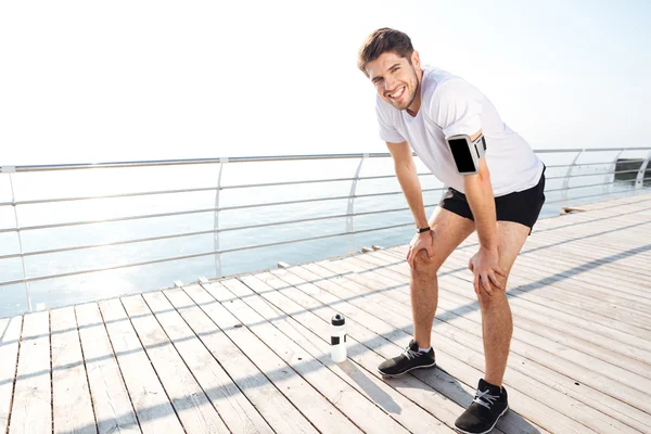 Retrato de um jovem desportista bonito descansando após o treino — Fotografia de Stock