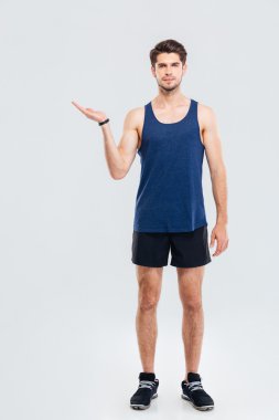 Kendine güvenen sporcu boşaltmak avuç içinde tutarak tam uzunlukta portresi