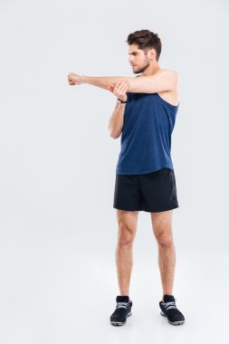 El egzersiz sırasında germe yakışıklı genç sporcu