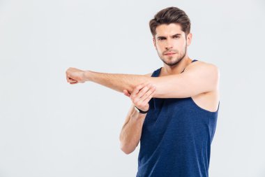 El egzersiz sırasında germe yakışıklı genç sporcu