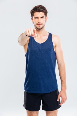 Ayakta ve sana işaret kendine güvenen genç adam atlet