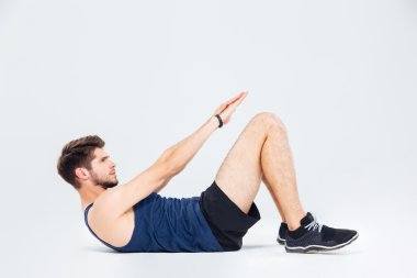 Odaklanmış genç sporcu eğitimi ve karın crunches yapıyor