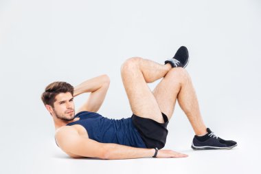 Ciddi genç adam atlet egzersiz ve crunches yapıyor