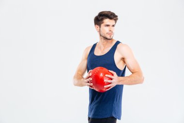 Konsantre genç adam atlet kırmızı top ile diong egzersizleri