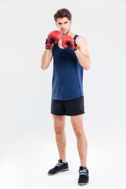 Kırmızı eldivenboks bir sporcu tam uzunlukta portre