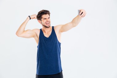 Pazı ve alma selfie smartphone ile gösterilen neşeli genç sporcu