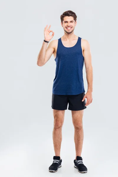 Tam uzunlukta iyi işaret gösteren bir fitness adam portresi — Stok fotoğraf