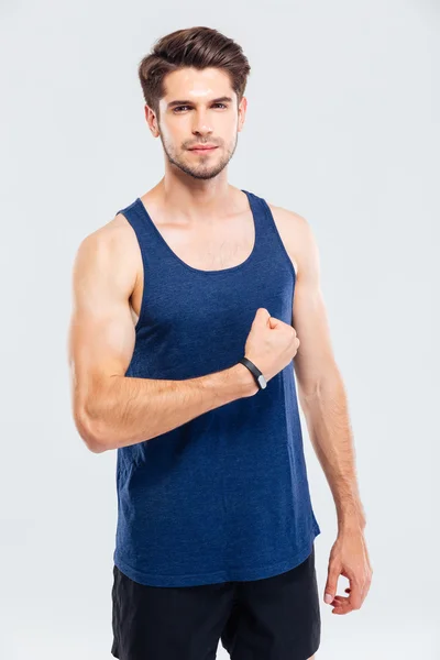 Close-up portrait of a concentrated man showing his biceps — Stock Photo, Image
