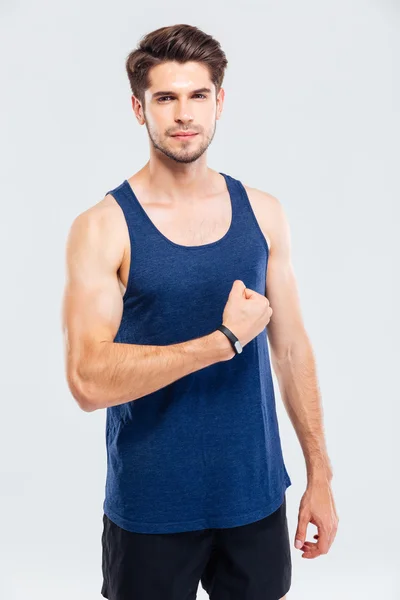 Närbild porträtt av en koncentrerad man visar hans biceps — Stockfoto