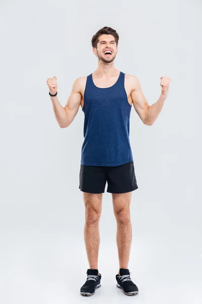Retrato de comprimento total de um homem de fitness alegre — Fotografia de Stock