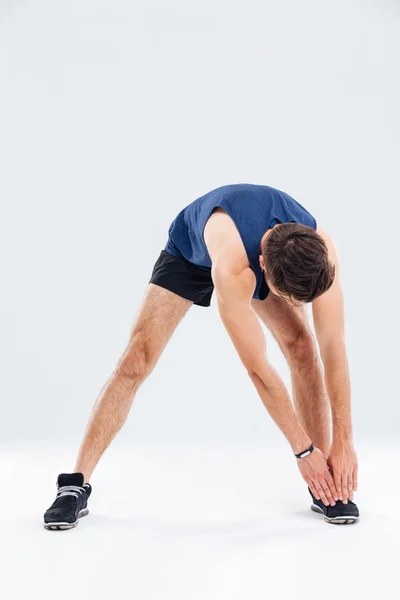 Retrato de cuerpo entero del hombre de fitness estirándose y calentándose —  Fotos de Stock