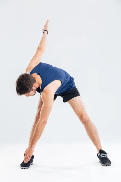 Retrato de deportista de pie y haciendo ejercicios de calentamiento — Foto de Stock