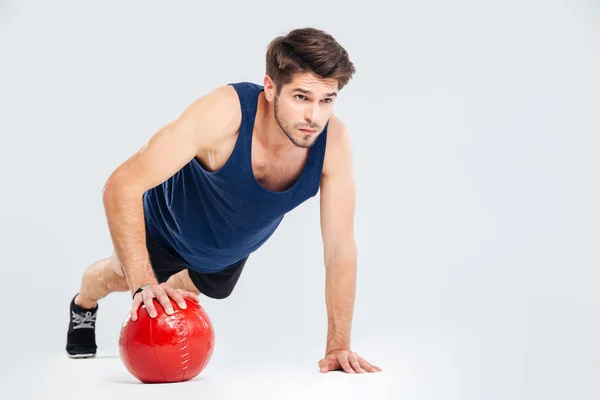 Full längd porträtt av en sportsman träning med fitness boll — Stockfoto
